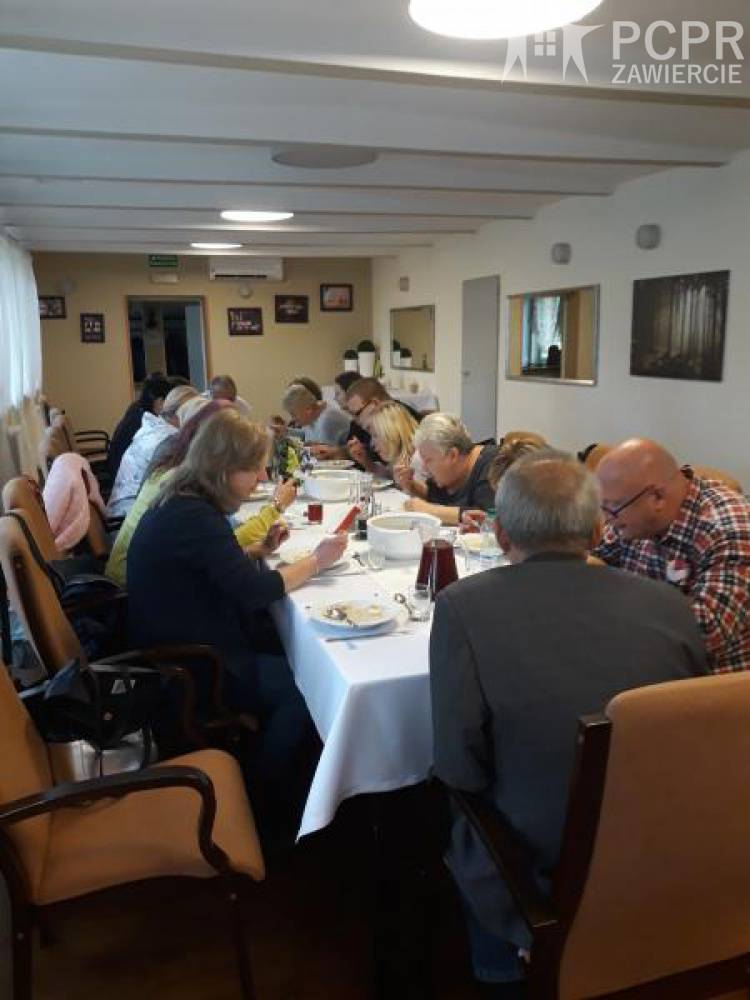 Zdjęcie: Grupa kobiet i mężczyzn w trakcie obiadu